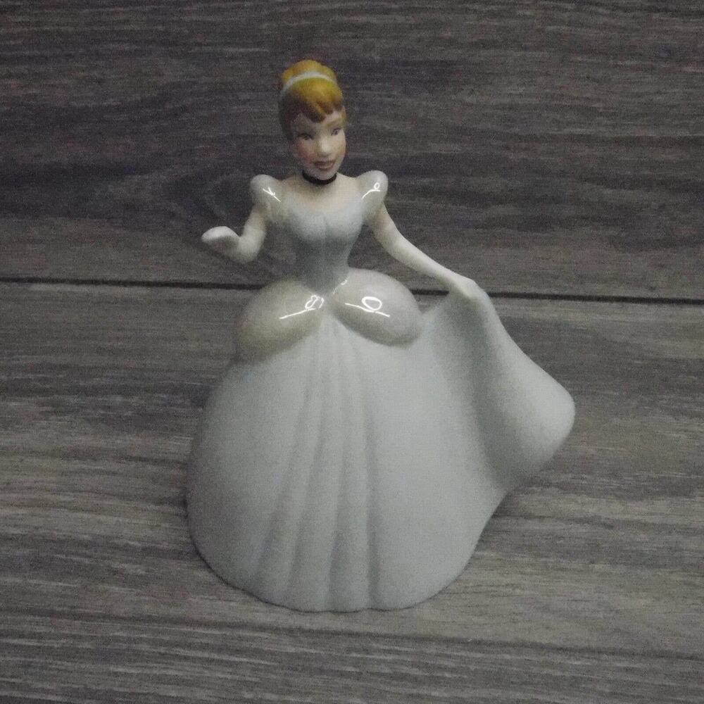 Vintage Disney Princess Cinderella Porcelain Collectible Figurine Decoration